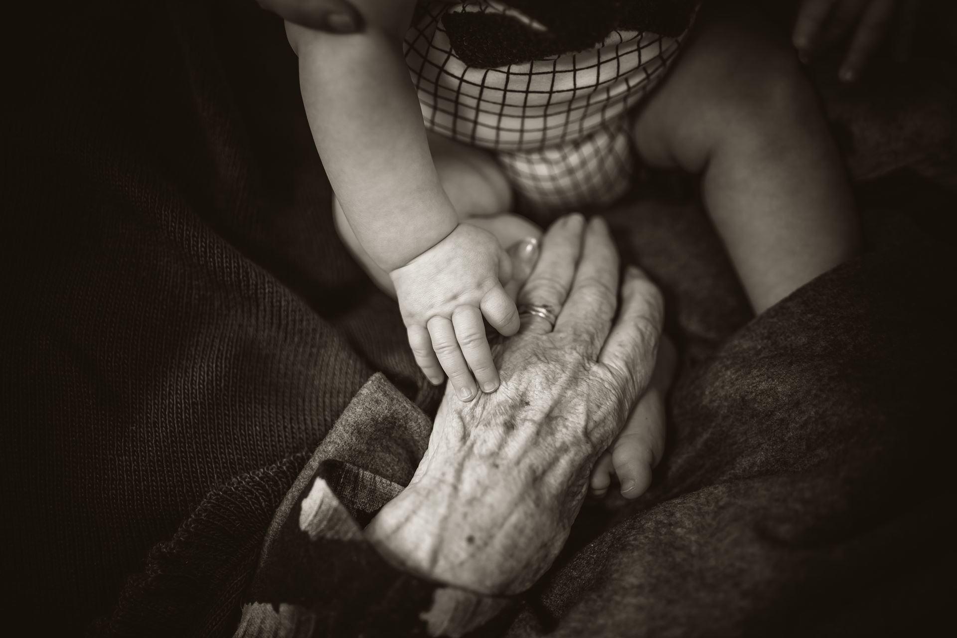 a hand holding an object in his hand